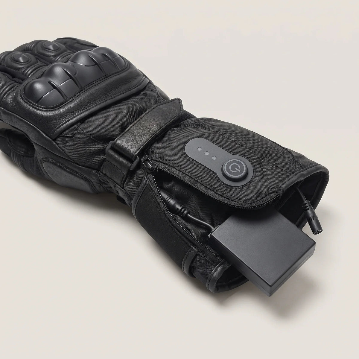 Akku im Fach der Stulpe, daneben der Knopf mit Stufenanzeige