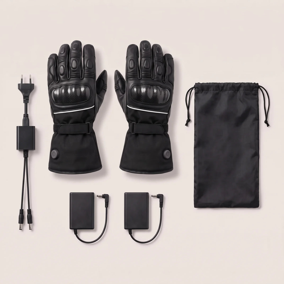 Lieferumfang Kurve: Motorradhandschuhe, zwei Akkus 7,4 V, Ladegerät mit EU-Stecker und Beutel
