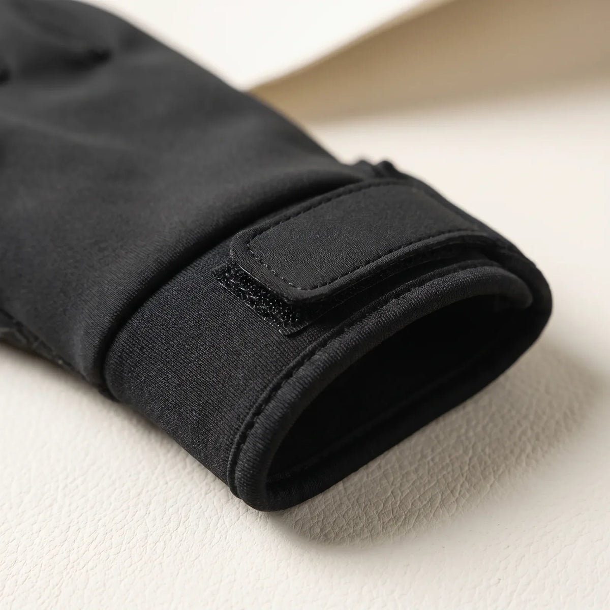 Klettriegel und elastisches Bündchen am Handgelenk