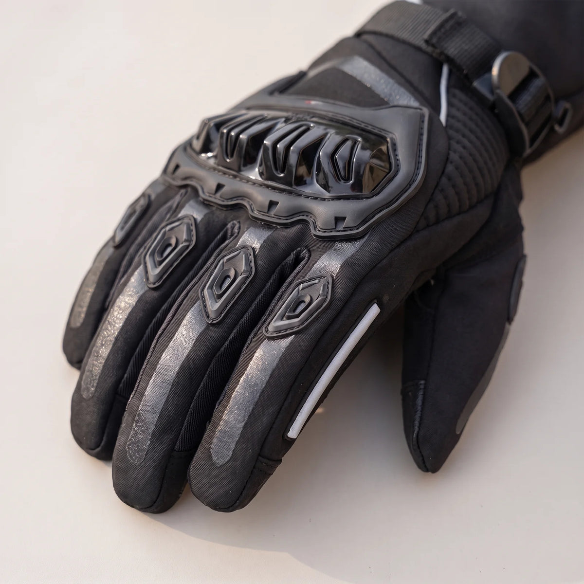 Handrücken mit hartem Knöchelschutz, gepolsterten Fingerschützern und Reflektorstreifen