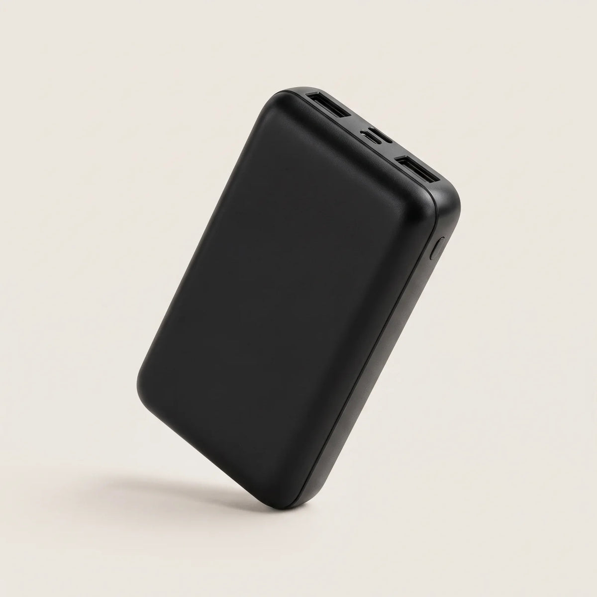 BergHeat Powerbank 10.000 mAh in Schwarz, schräg von vorn
