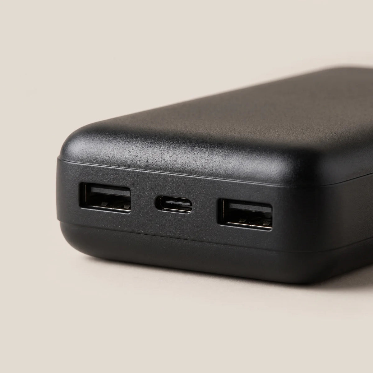 Anschlüsse der Powerbank 10.000 mAh: zwei USB-A und ein USB-C