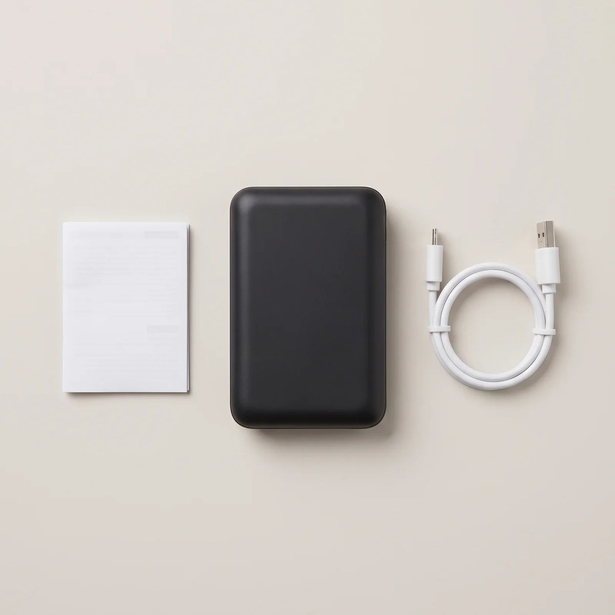 Lieferumfang: Powerbank 10.000 mAh, Ladekabel und Kurzanleitung