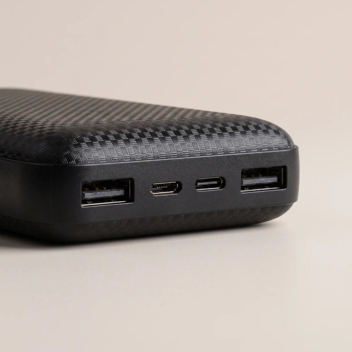 Anschlüsse der Powerbank 20.000 mAh: zwei USB-A, Micro-USB und USB-C