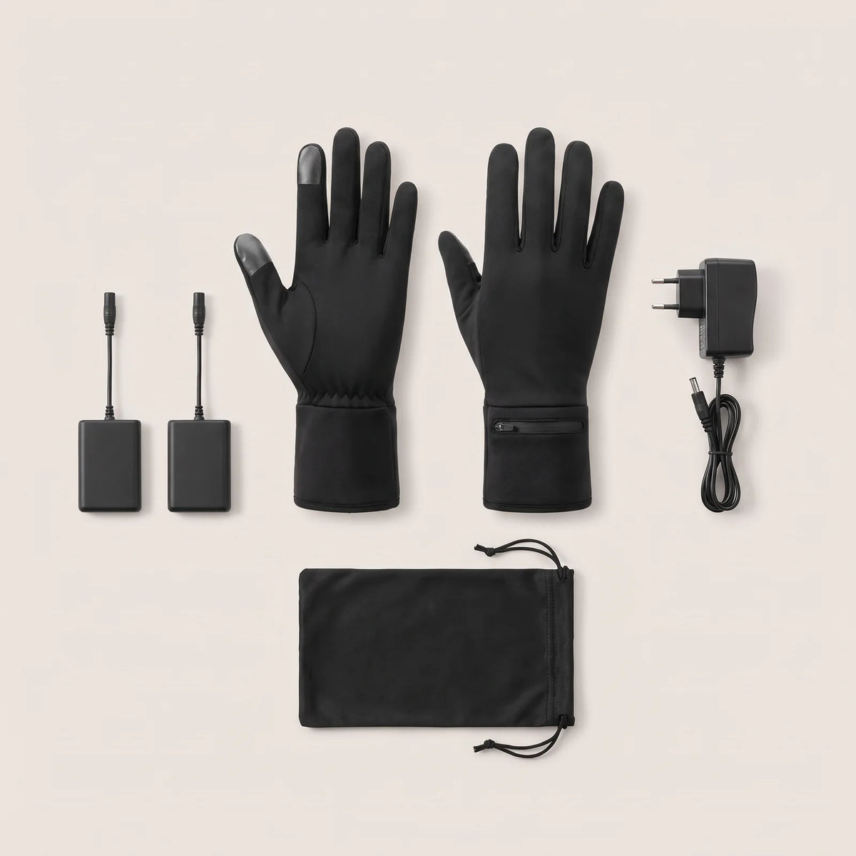 Lieferumfang Sattel: Handschuhe, zwei Akkus 7,4 V, Ladegerät mit EU-Stecker und Beutel