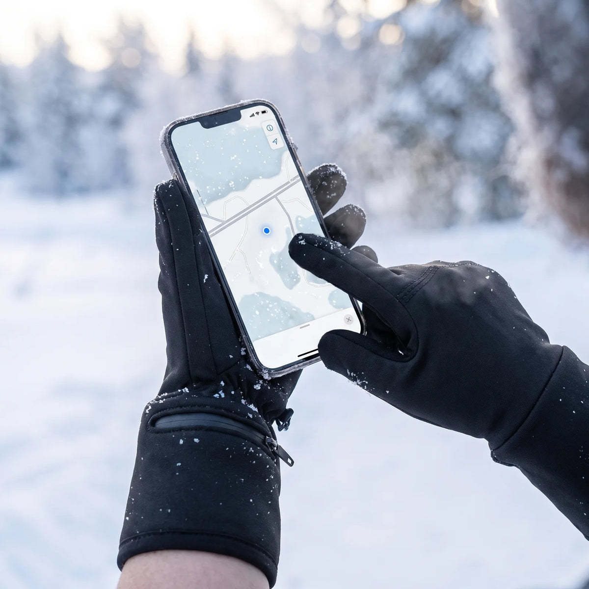 Mit dem beheizten Handschuh das Handy im Schnee bedienen